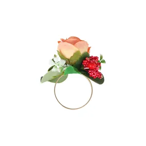Künstlicher Rosen-Serviettenring mit roten Beeren und Goldring für Tischdekoration