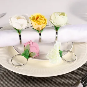 Servilleteros modernos con rosas de seda y aro de metal para decoración de banquetes