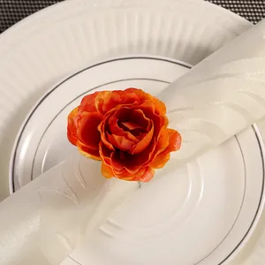 Servilletero moderno con una rosa de seda naranja para decoración de mesa elegante