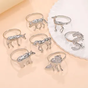 Detalle de varios servilleteros de plata con formas de animales en fondo neutro