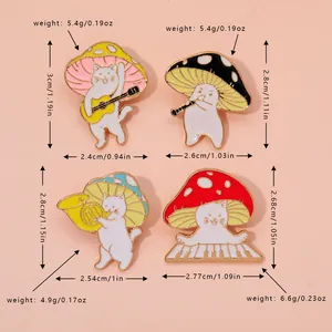 Détail des épingles en émail de chats avec des champignons musicaux et instruments