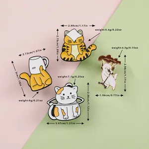 Lot de quatre pin's en émail chat mignon en orange et blanc avec bords en métal doré