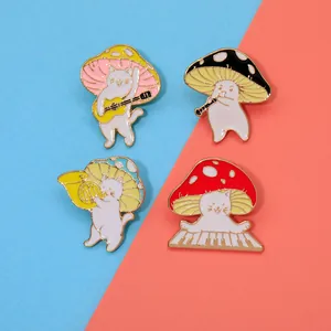 Vue détaillée de quatre pins en émail colorés représentant des chats jouant de la musique