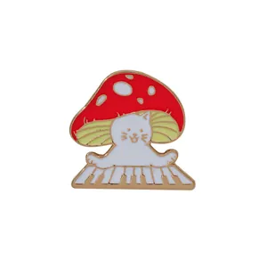 Broche en émail chat mignon avec chapeau champignon jouant du piano en métal doré