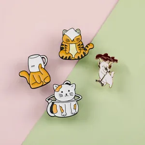 Lot de quatre broches en émail de chats mignons sur un fond géométrique aux tons pastel