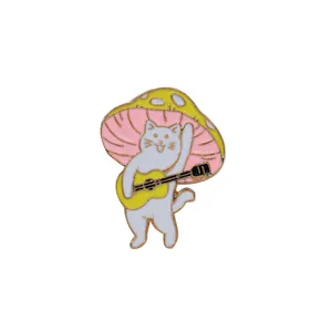 Détail d'un badge émaillé avec un chat jouant de la guitare sous un champignon