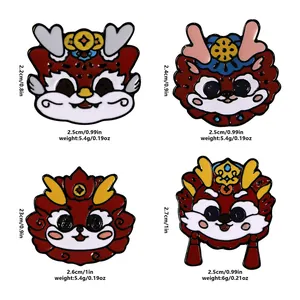 Detaillierte Maße von vier chinesischen Drachen-Emaille-Pins mit festlichen roten Motiven