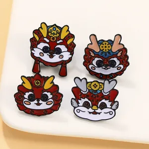 Set mit vier Cartoon-Drachen-Emaillenadeln in festlichem Rot und Gelb