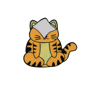 Broche en émail tigre de dessin animé mignon en orange et noir avec serviette