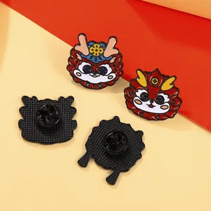 Detail von chinesischen Drachen-Emaille-Pins mit Löwentanz-Motiv und Schmetterlingsverschluss