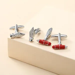 Gemelli da polso a forma di pennino d'argento e penna rossa su supporto elegante