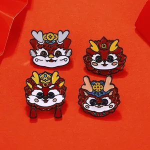 Makro-Detail von vier Drachen-Emaille-Pins zum chinesischen Neujahr auf rotem Grund