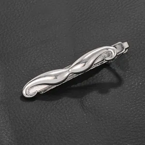 Pince à cravate polie en forme de moustache pour hommes sur fond de cuir noir texturé