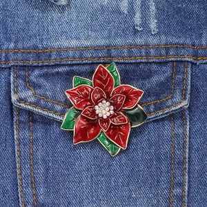 Detailaufnahme der Poinsettia-Brosche mit rotem Emaille und funkelndem Kristall