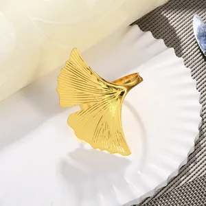 Dettaglio ravvicinato del portatovagliolo a foglia di ginkgo dorato con venature