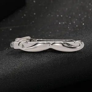 Pince à cravate moustache en argent poli pour hommes sur support professionnel