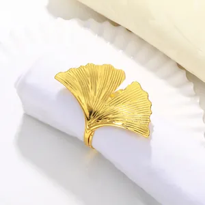 Dettaglio ravvicinato dell'anello per tovaglioli a foglia di ginkgo dorato con venature fini
