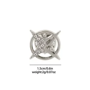 Detailansicht der silbernen Hexagramm-Brosche mit Strasssteinen und 1,5 cm Durchmesser