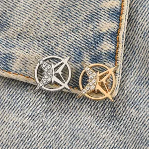 Hexagramm-Stern-Broschen in Gold und Silber mit Strasssteinen an einer Denim-Jacke