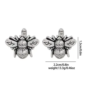Dettaglio dei gemelli a forma di ape in argento vintage con dimensioni e peso