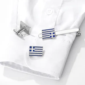 Boutons de manchette et pince à cravate avec drapeau grec sur une chemise blanche