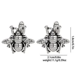 Dettaglio dei gemelli a forma di scarabeo con dimensioni 1,8x2,1 cm e indicazione del peso