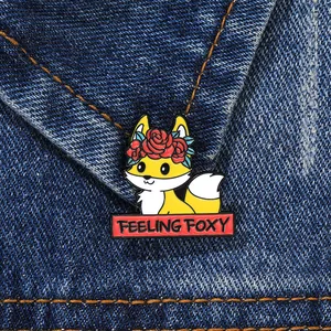 Spilla smaltata con volpe cartone animato e scritta Feeling Foxy su giacca di jeans