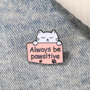 Schattige witte kat emaille speld met Always Be Pawsitive tekst op roze badge