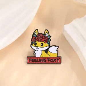 Dettaglio della spilla smaltata a volpe con corona di rose e scritta Feeling Foxy