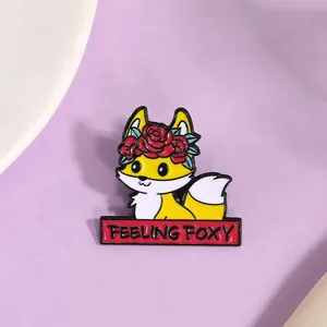 Spilla volpe in smalto con corona di rose e testo Feeling Foxy su sfondo viola
