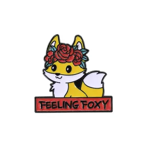 Spilla in smalto a forma di volpe con ghirlanda floreale e scritta Feeling Foxy