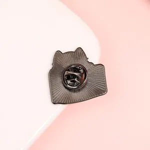Detail van metalen pin-achterkant met vlindersluiting en getextureerde zwarte afwerking