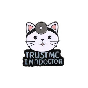 Schattige cartoon kat dokter emaille pin met Trust Me I'm A Doctor tekst op metaal