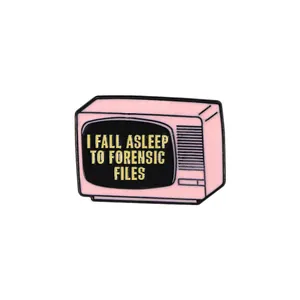 Pin's émaillé TV rétro rose avec texte I Fall Asleep To Forensic Files sur écran noir