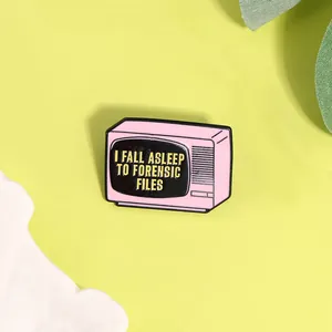 Détail du pin's émaillé TV rétro rose avec texte Forensic Files sur fond décoratif