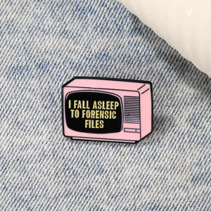 Pin's TV rétro rose avec citation I Fall Asleep To Forensic Files sur du denim