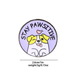Cartoon Hund Emaille Anstecknadel mit Stay Pawsitive Spruch auf Lila 2,6cm
