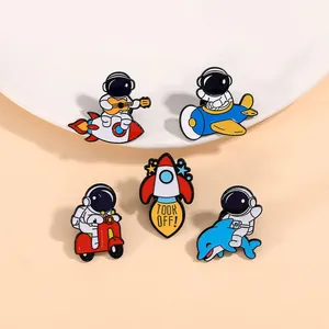 Lot de 5 épingles en émail astronaute avec fusées et avions sur une assiette blanche élégante