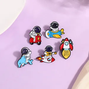 Lot de 5 épingles en émail dessin animé astronaute avec fusées et navettes spatiales
