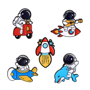 Lot de 5 pin's en émail thème espace avec astronaute, fusée et vaisseau spatial