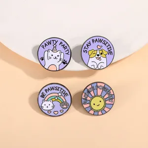 Detailansicht von vier runden Emaille-Pins mit süßen Katzen, Hunden und Wortspielen