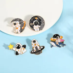 Broche en Émail Astronaute Créative Alliage Thème de l'Espace Astronaute Chevauchant une Baleine sur la Lune Étoile Badge en Métal Accessoires