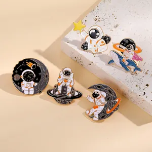 Lot de 5 broches émaillées astronaute avec baleine, lune et étoiles sur fond de texture