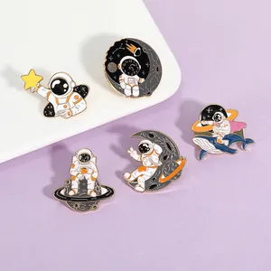 Détails de cinq pin's émaillés d'astronautes avec des baleines bleues et des lunes célestes
