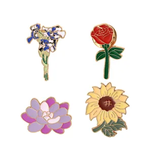 Lot de quatre épingles en émail avec tournesol rose iris et lotus plaqué or brillant
