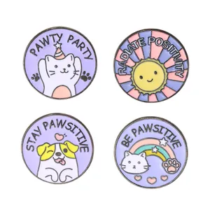 Set mit 4 niedlichen Emaille-Pins mit Katze, Hund, Sonne und Regenbogen auf lila Metall