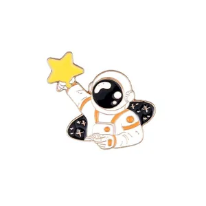 Broche en émail astronaute de dessin animé avec étoile sur fond blanc impeccable