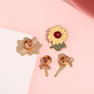 Détails recto et verso d'une broche tournesol en émail avec fermoir papillon doré