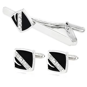Détail de boutons de manchette et pince à cravate avec émail noir et strass en cristal