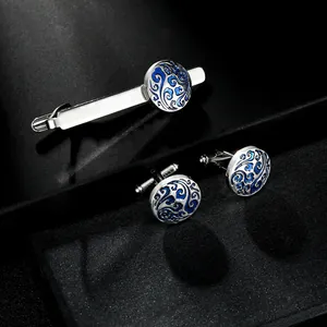 Set aus Krawattenklammer und Manschettenknöpfen mit blauem Muster in Silberoptik